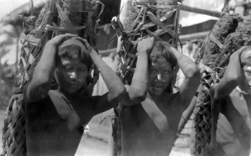 Enslaved natives with a load of rubber weighing 75 kilos, they have journeyed 100 kilometers with no food given.